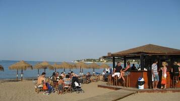 Plage à proximité, chaises longues, serviettes de plage