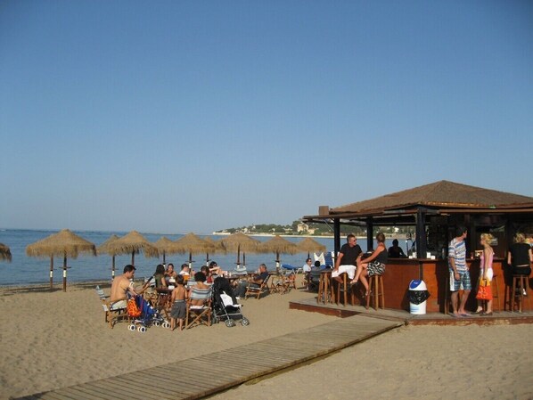 Plage à proximité, chaise longue, serviettes de plage