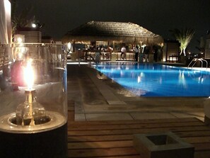 Una piscina al aire libre