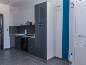Fridge, oven, stovetop, coffee/tea maker