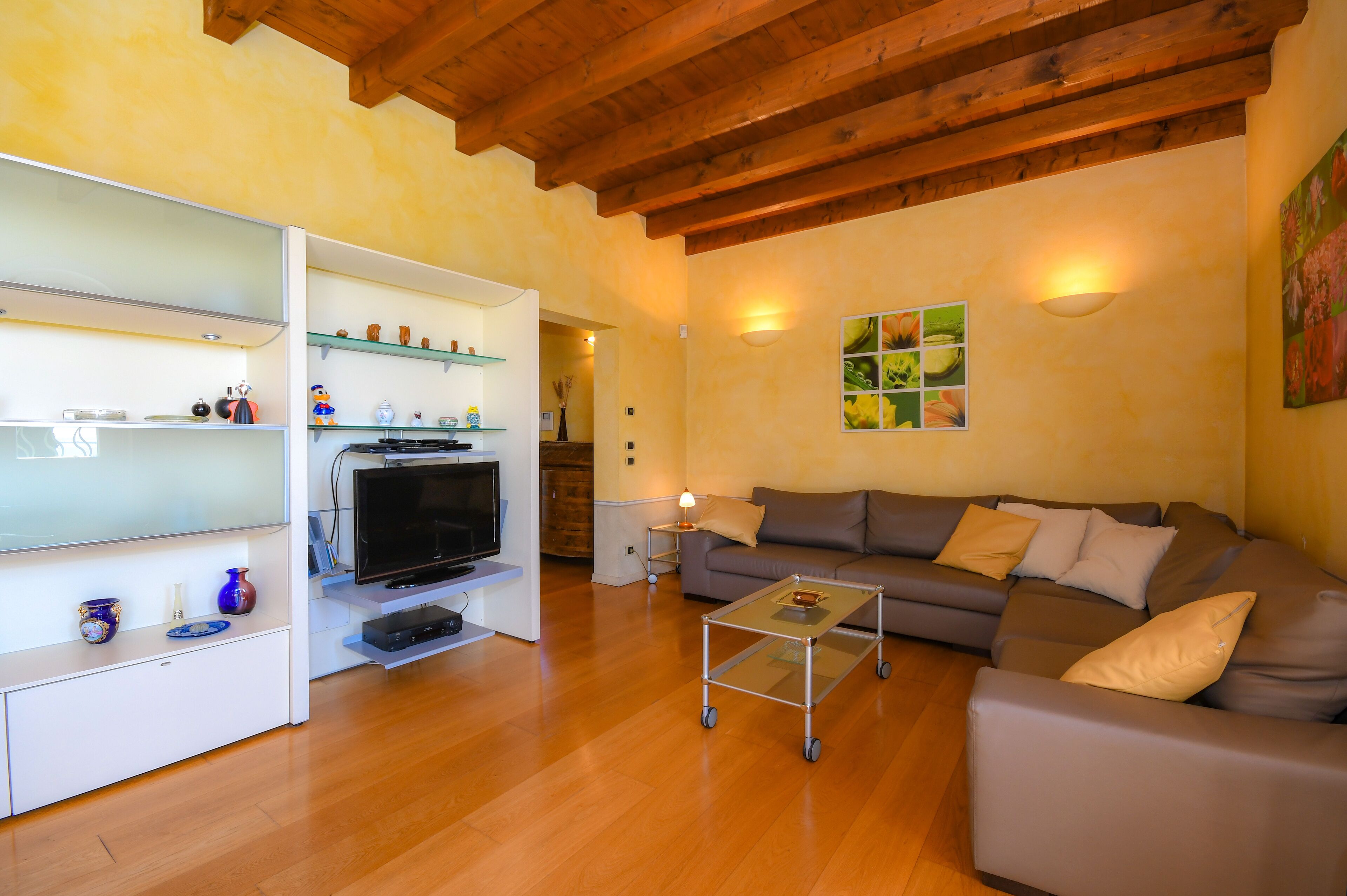 CASA PETRA&FRANCO: Deluxe 3bdr., Pool, Lake View, Centrally Located, 6-8 people