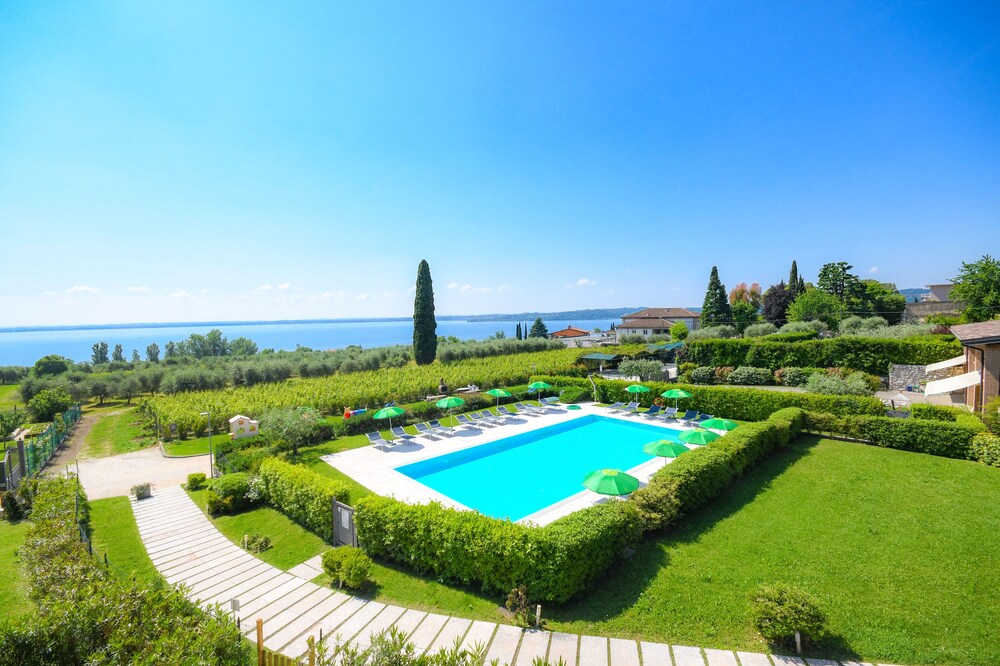 CASA PETRA&FRANCO: Deluxe 3bdr., Pool, Lake View, Centrally Located, 6-8 people