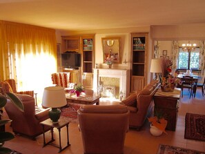 Télévision, table de tennis de table