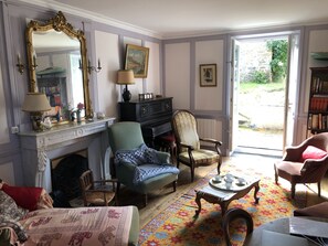 Una televisión, un reproductor de DVD, libros, una videoteca