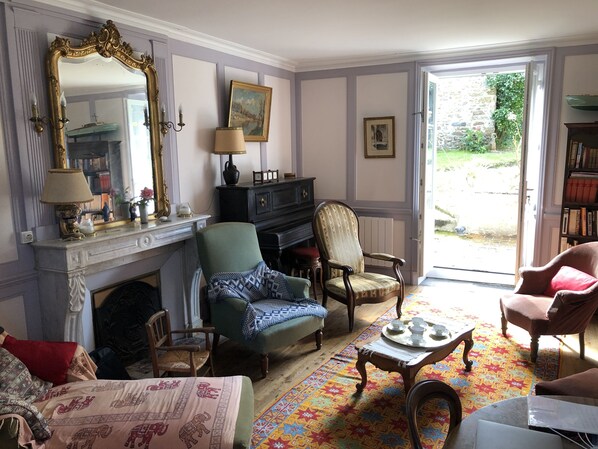 TV, DVD player, books, video library