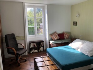 5 bedrooms, iron/ironing board, free WiFi, bed sheets