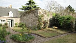 A stone house with a garden. - House with garden (Saint-Malo)