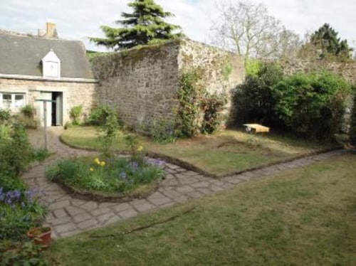 Maison ancienne de caractère avec jardin