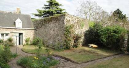 Maison ancienne de caractĂšre avec jardin