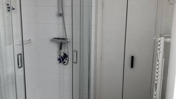 Douche, sèche-cheveux, bidet, serviettes fournies