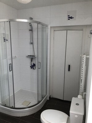 Doccia, asciugacapelli, bidet, asciugamani