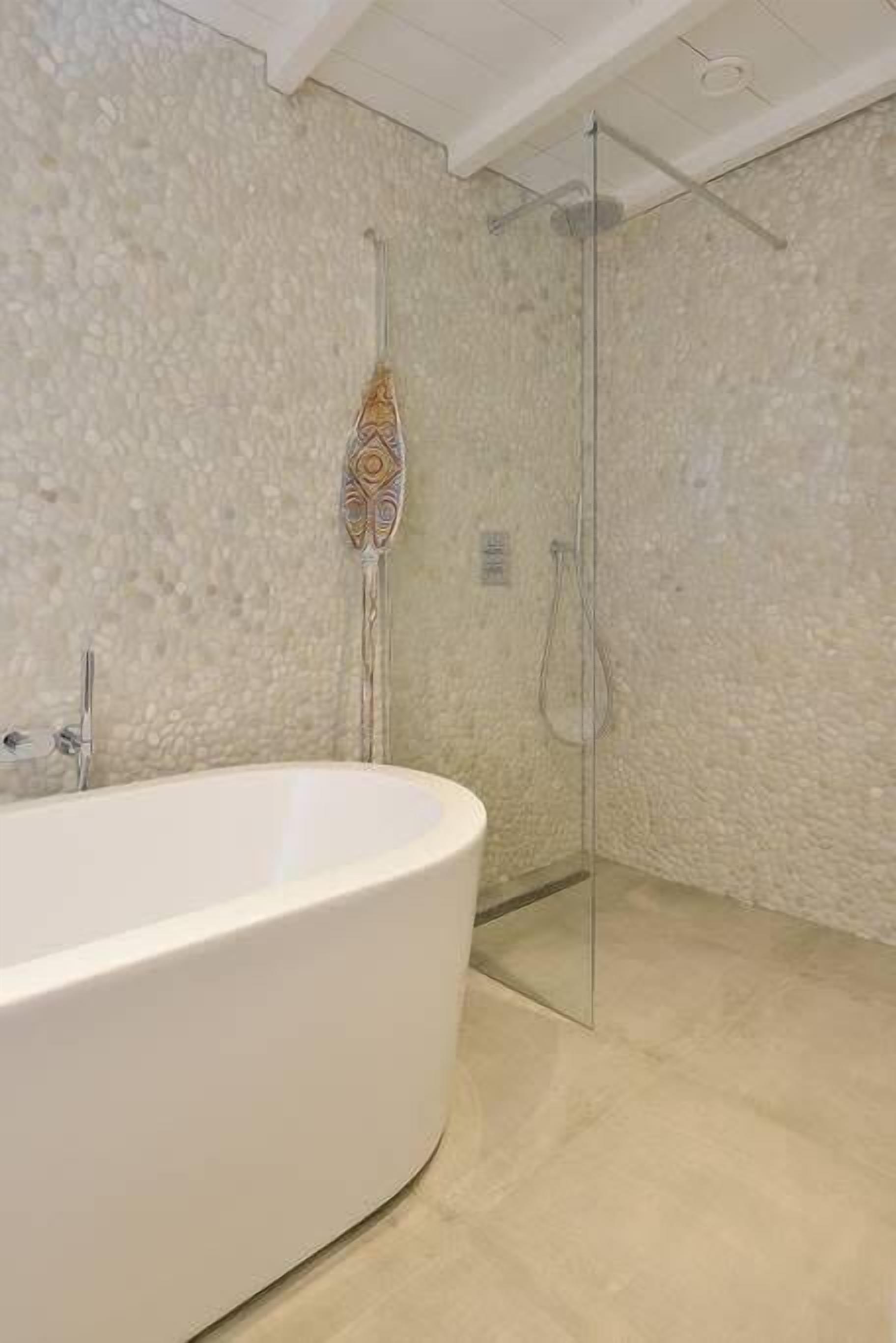 Baignoire, sèche-cheveux, serviettes fournies