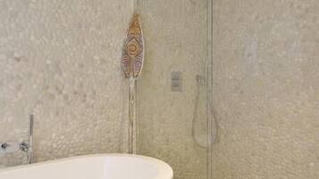 Baignoire, sèche-cheveux, serviettes fournies