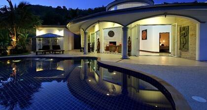 Ylellinen, rauhallinen, uima-allas huvila Orchid, 7/7 taloudenhoitaja/Butler