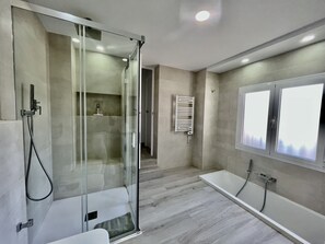 Tina, secadora de cabello, bidet, toallas 