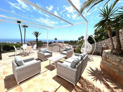 5-Bed Spanish Villa/Pool/Gardens/WIFI - Benalmadena Pueblo. Centrally located.