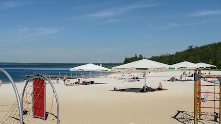 Beach. In the house Hundt you can feel "fiddle".