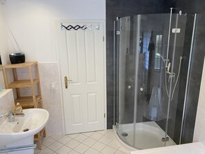 Baignoire, sèche-cheveux, serviettes fournies, savon