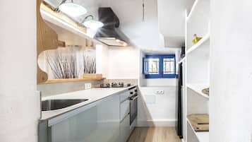 Een koelkast, een microgolfoven, een oven, een vaatwasser