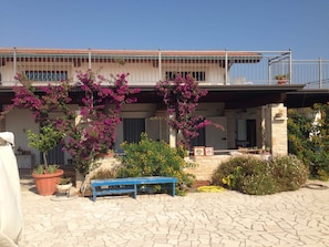 Property grounds - spacious detached villa with private access to the sea (Margherita di Savoia)