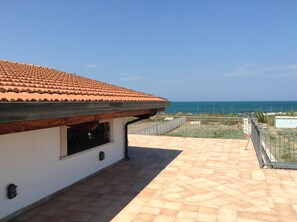 Terrace/patio - spacious detached villa with private access to the sea (Margherita di Savoia)