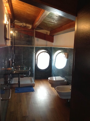 Een douche, een haardroger, een bidet