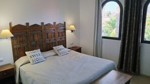 1 chambre, coffres-forts dans les chambres, fer et planche à repasser