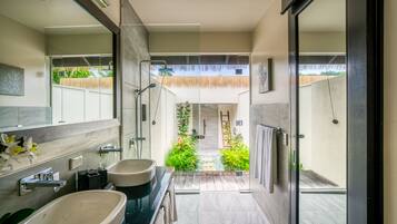 Executive Villa, 1 King Bed, Beach View | Bathroom