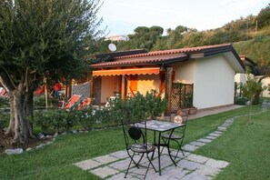 Outdoor dining - villas just by the sea (Santa Maria di Ricadi)