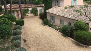 A courtyard with a gravel path, surrounded by neatly trimmed hedges and trees. - Exceptional property, panoramic sea views, pool, private tennis court, air-con (Ramatuelle)