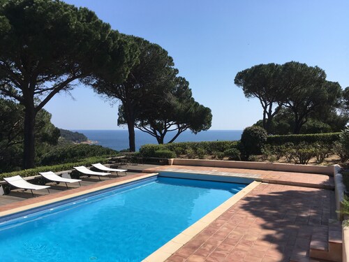 Exceptional property, panoramic sea views, pool, private tennis court, air-con