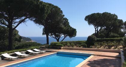 Exceptional property, panoramic sea views, pool, private tennis court, air-con