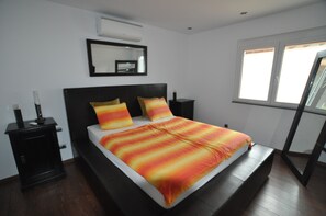 3 bedrooms, iron/ironing board, WiFi, bed sheets