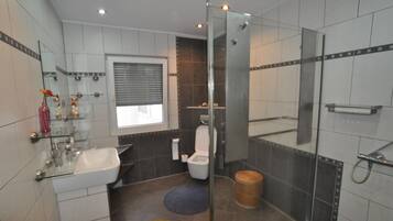 Ensemble douche/baignoire, sèche-cheveux, bidet, serviettes fournies