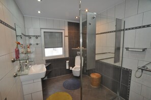 Bañera con ducha, secador de pelo, bidet, toallas
