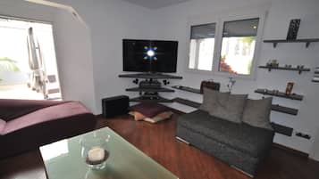 Een televisie en een stereo