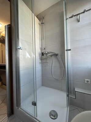 Een douche, een haardroger, handdoeken, zeep