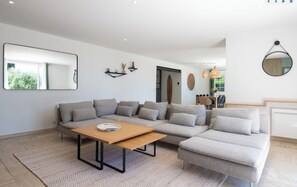 Smart TV, ping pong, stereo