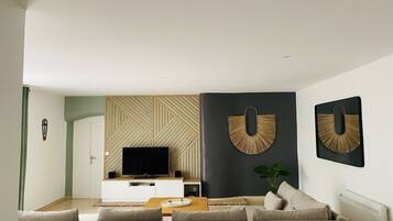 TV connectée, table de tennis de table, chaßne hi-fi