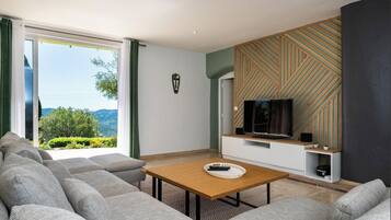 TV connectée, table de tennis de table, chaßne hi-fi