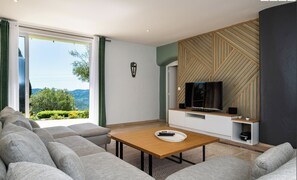 Smart TV, table tennis, stereo