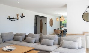 Smart TV, table tennis, stereo