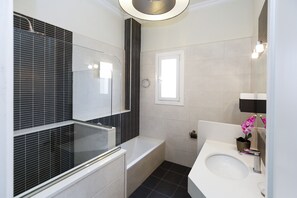 Bathtub, towels