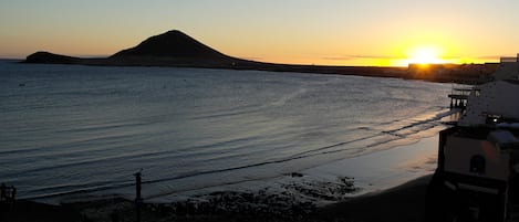 Ubicación a pie de playa, tumbonas y toallas de playa