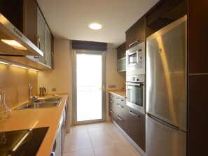 Kühlschrank, Mikrowelle, Ofen, Geschirrspüler