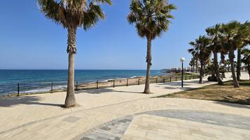 Plage à proximité, chaises longues