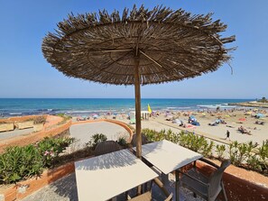 Ubicación cercana a la playa y tumbonas