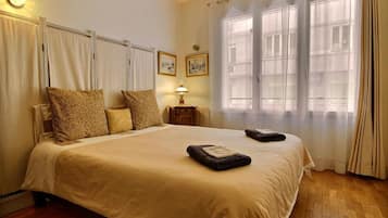 2 chambres, matelas mémoire de forme, bureau, fer et planche à repasser