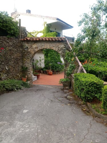 Apartment in Villa auf den Hügeln von Lerici mit Garten und Privatparkplatz