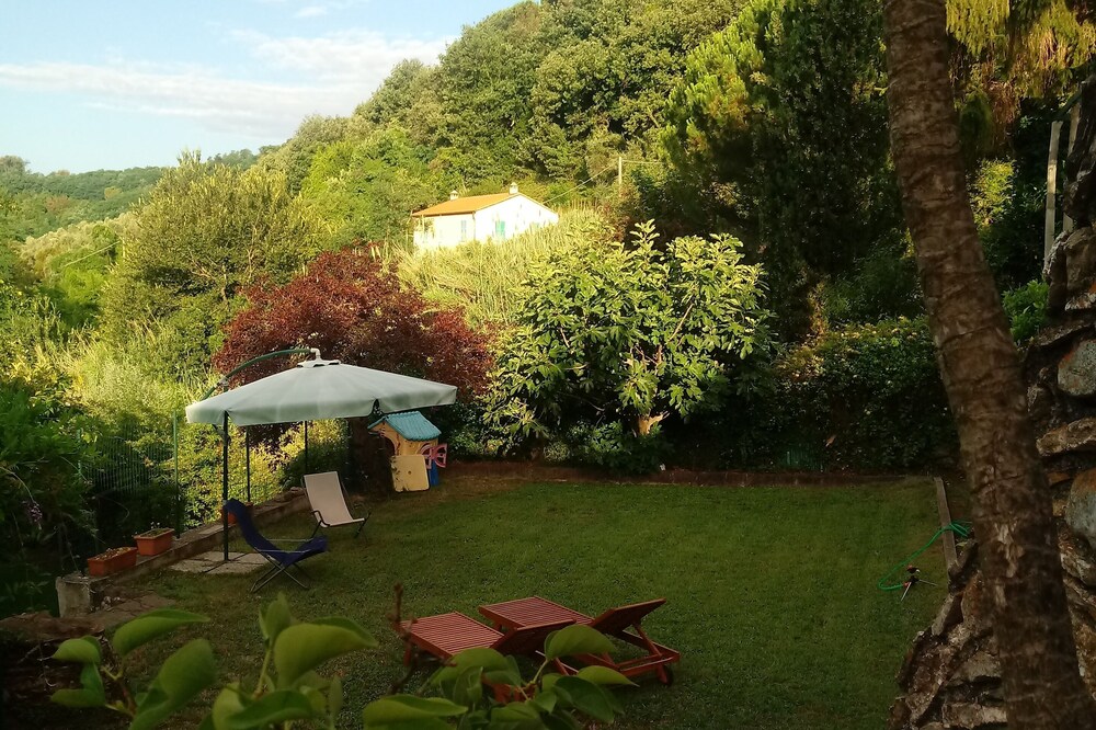 Apartment in villa on the hills of Lerici with garden and private parking